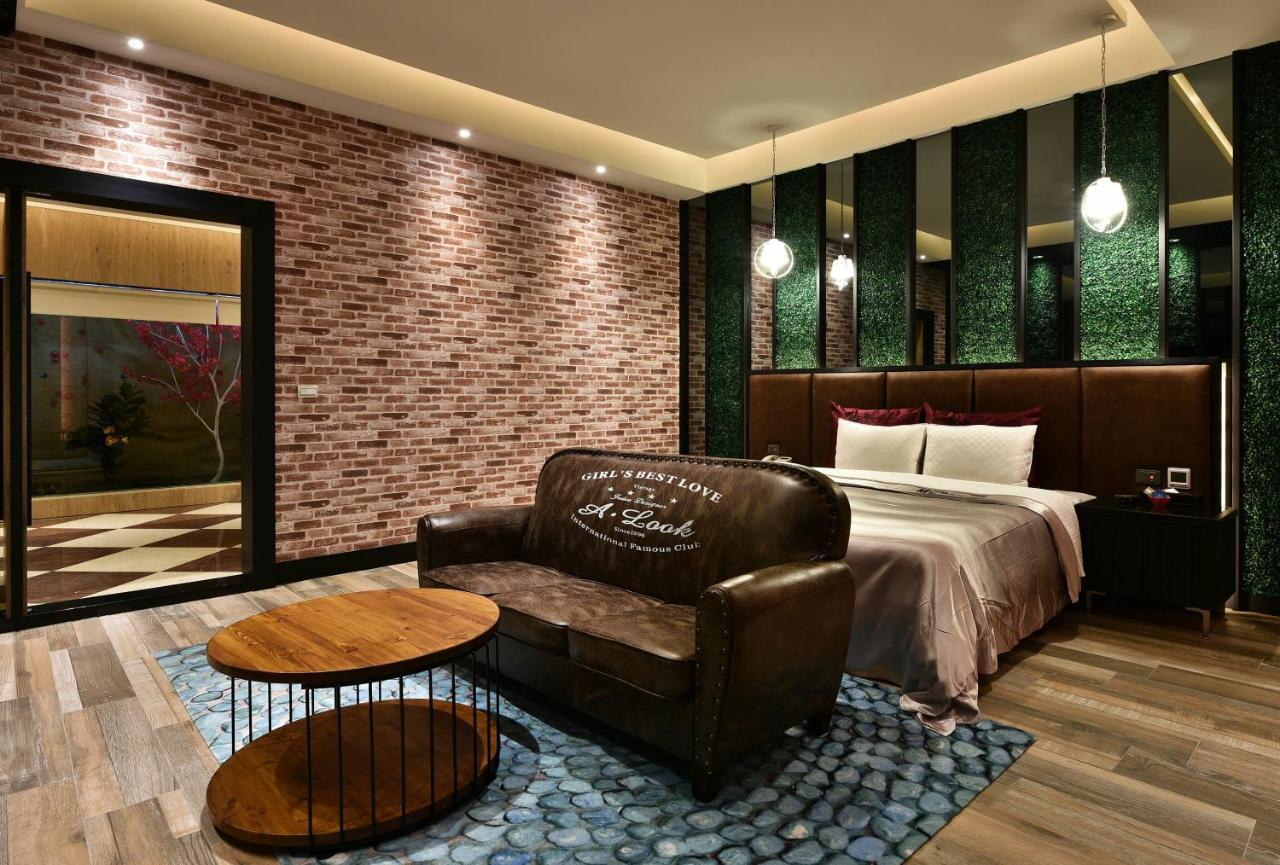 Venice Motel Taichung Exteriör bild